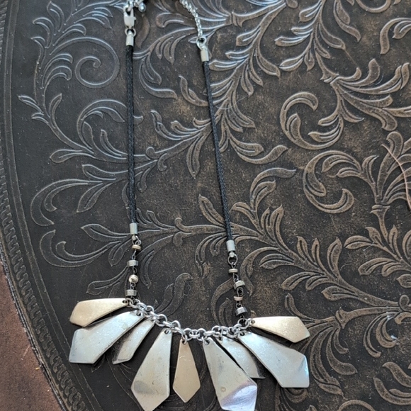 Kenneth Cole Reaction Silver Fan Necklace - Picture 1 of 2